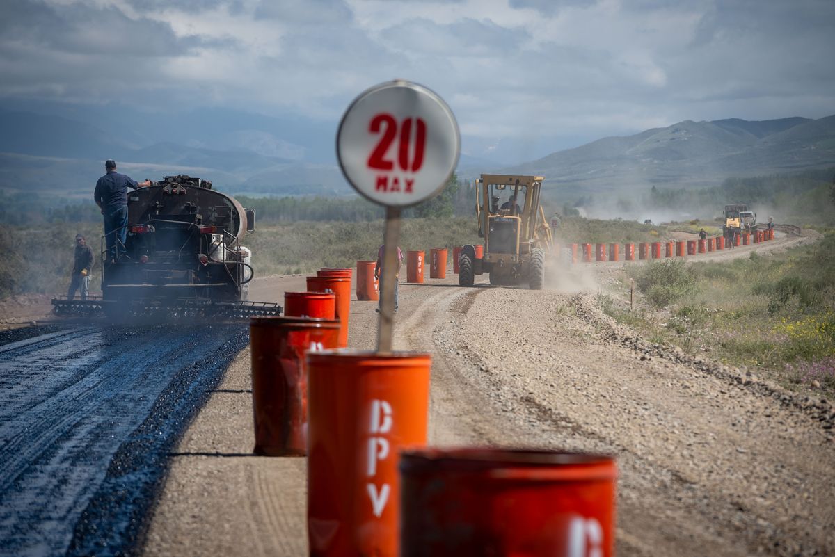 Vialidad Provincial inició los trabajos de imprimación para sentar las bases de un futuro encarpetado asfáltico en un tramo de La Carrera. Vialidad Provincial inició los trabajos de imprimación para sentar las bases de un futuro encarpetado asfáltico en un tramo de La Carrera.