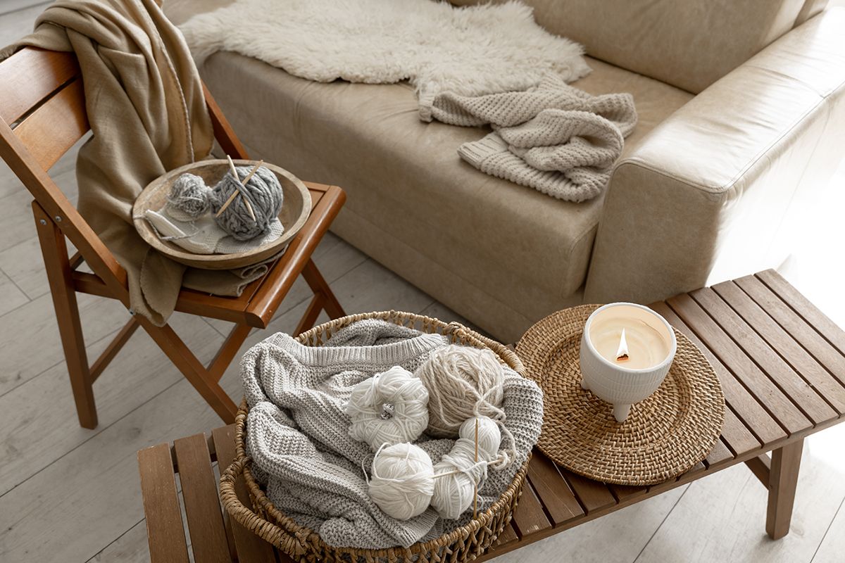 Incorporar mantas, alfombras y cojines que transmitan calidez y comodidad, es una de las claves del Hygge para una mejor salud y bienestar. Incorporar mantas, alfombras y cojines que transmitan calidez y comodidad, es una de las claves del Hygge para una mejor salud y bienestar.