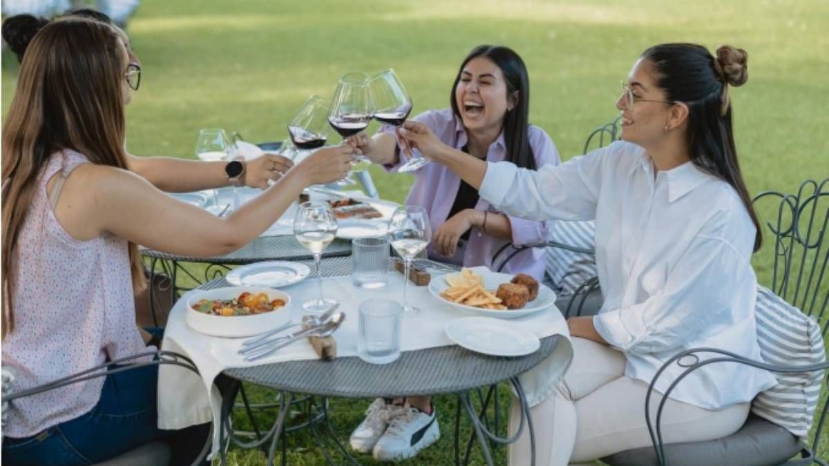 La bodega Alta Vista ofrece un día de gastronomía y vinos en sus jardines ubicados al pie de la Cordillera de los Andes.