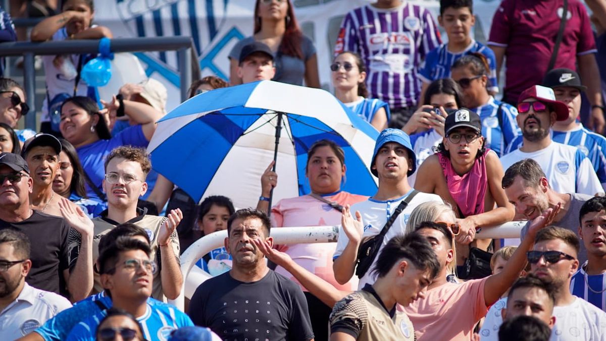 Los hinchas de Godoy Cruz le pusieron color a la cálida tarde del domingo en el Malvinas (UNO/Axel Lloret) Los hinchas de Godoy Cruz le pusieron color a la cálida tarde del domingo en el Malvinas (UNO/Axel Lloret)