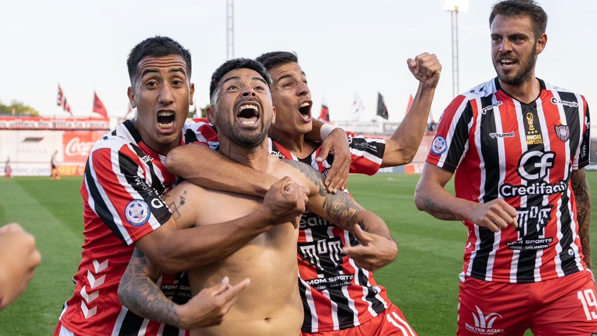 Ricardo Blanco, enganche de Chacarita, dio a entender que a Independiente Rivadavia le dieron muchos penales.