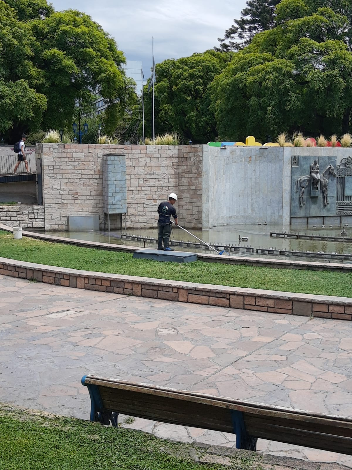 Los empleados de Capital dejaron en condiciones de higiene la plaza Independencia.