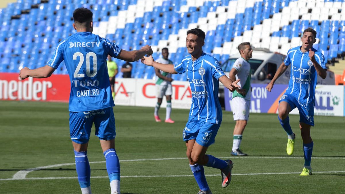 Ezequiel Bullaude, gritando el gol junto a Alan Cantero.