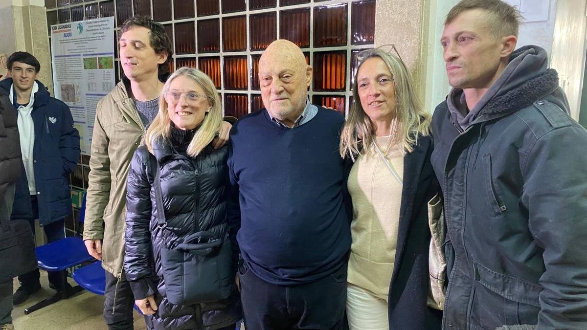 Junto a sus hijos. Hugo está orgulloso de sus hijos y nietos, todos universitarios. Junto a sus hijos. Hugo está orgulloso de sus hijos y nietos, todos universitarios.