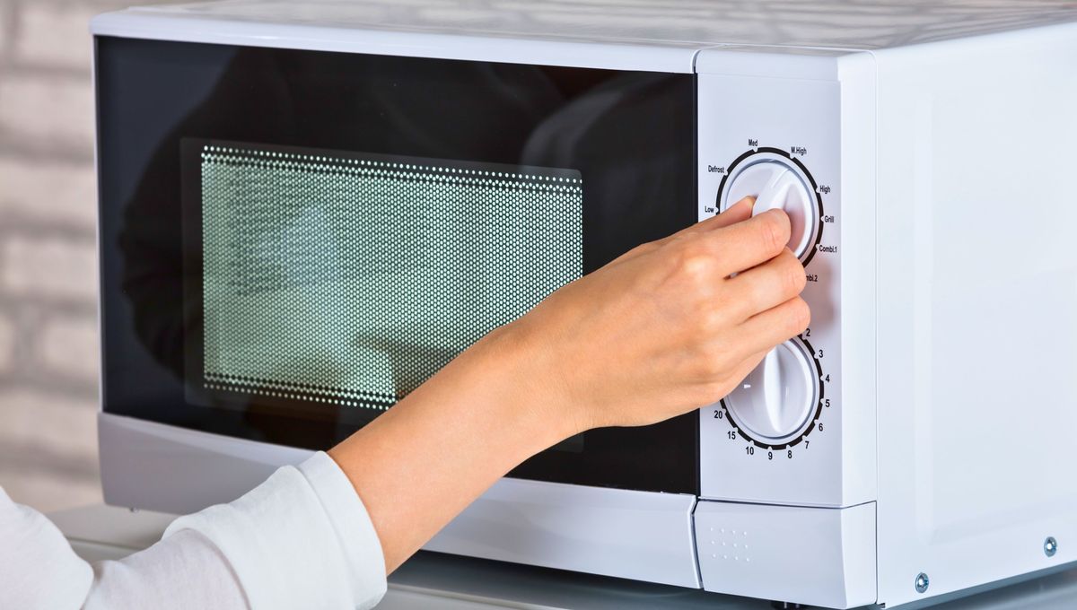 La rejilla negra del microondas cumple una función muy importante. La rejilla negra del microondas cumple una función muy importante. 