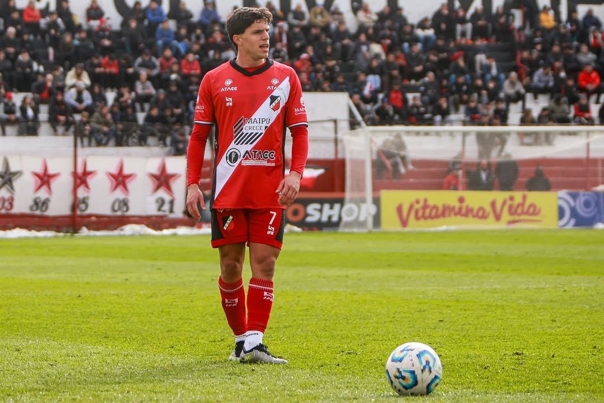 Franco Saccone, de gran temporada en el Cruzado, extendi&oacute; su v&iacute;nculo con el Deportivo Maip&uacute;. Foto: Gentileza Prensa Maip&uacute;.&nbsp;