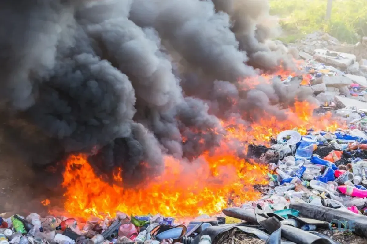 Incendio de basura. Imagen ilustrativa. Incendio de basura. Imagen ilustrativa.