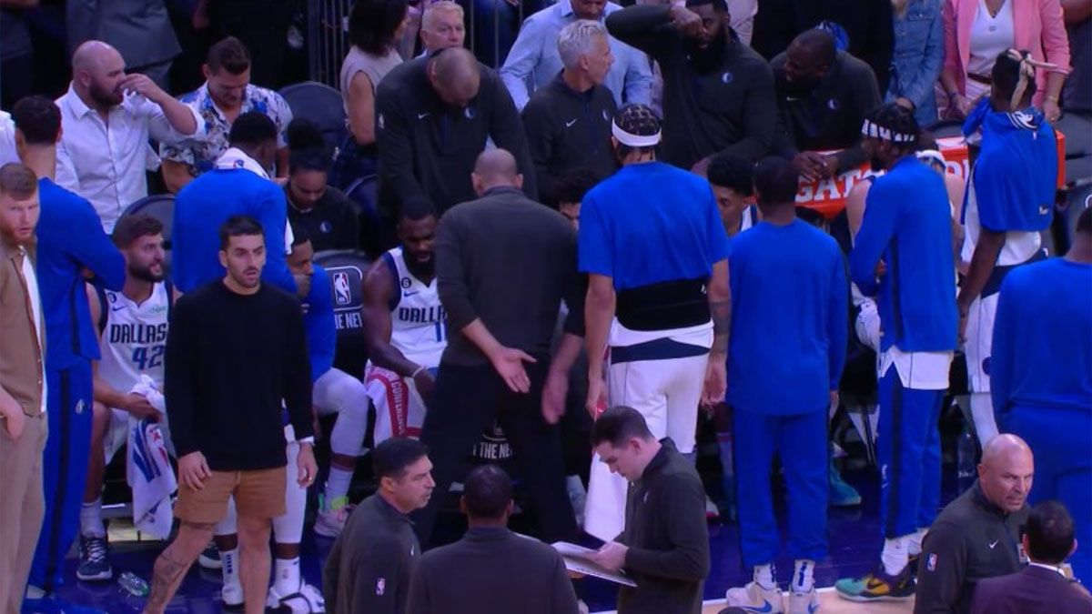 Facundo Campazzo siguió el debut de Dallas Mavericks junto al banco de suplentes