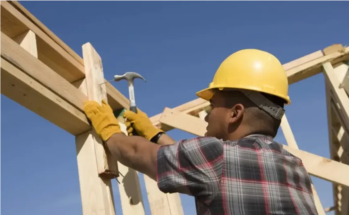 Esta nueva ley beneficiará a los contratistas en tener en un trabajo mas seguro. Esta nueva ley beneficiará a los contratistas en tener en un trabajo mas seguro.