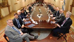 La reunión en Casa Rosada. En el centro se ve a Hebe Casado, vicegobernadora de Mendoza. La reunión en Casa Rosada. En el centro se ve a Hebe Casado, vicegobernadora de Mendoza.