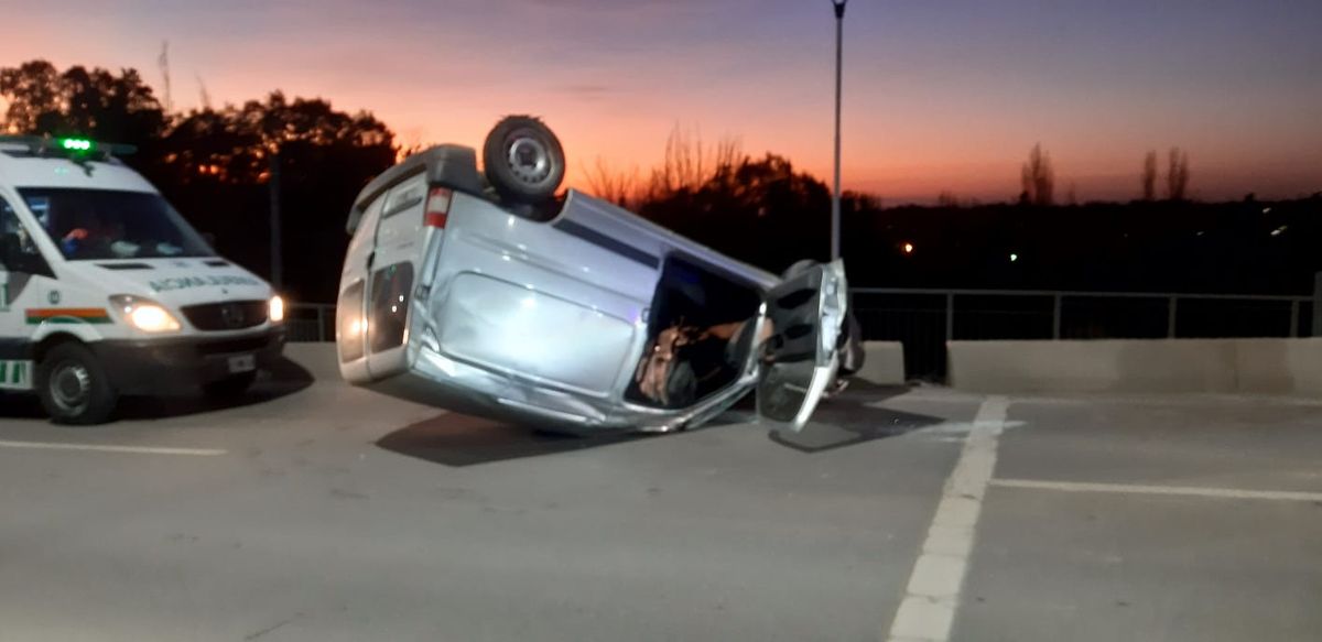 El espectacular vuelco se dio en la ruta Panamericana y Ugarte de Luján. Sólo el conductor sufrió lesiones leves. 