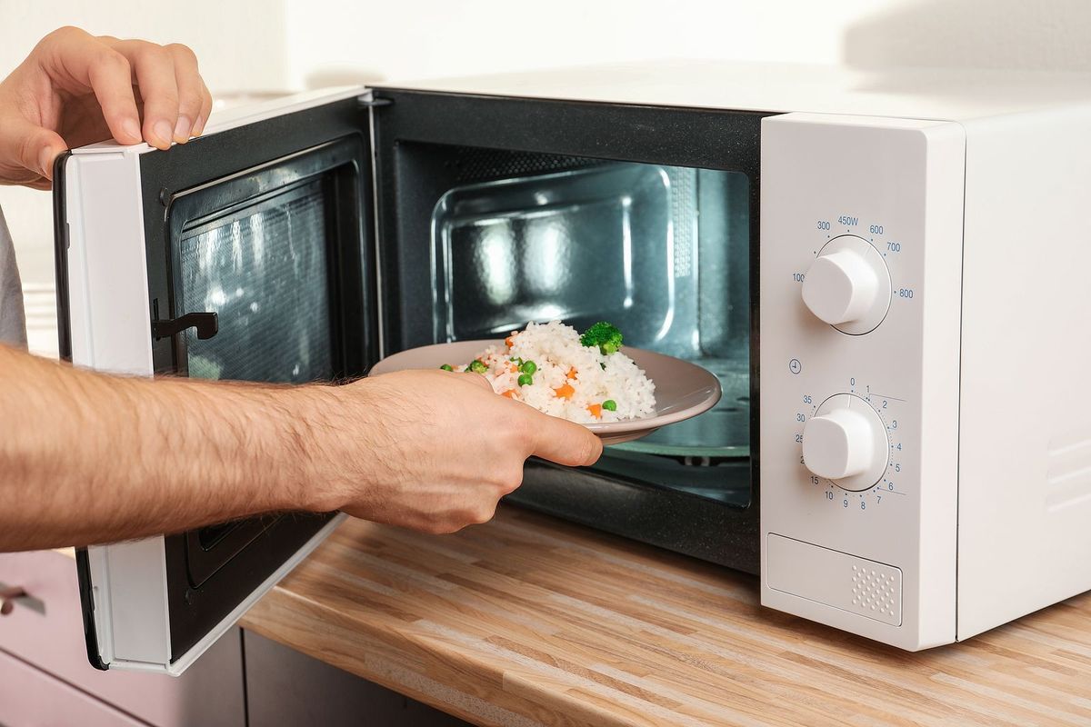 El arroz puede ser recalentado pocas veces en el microondas de casa. El arroz puede ser recalentado pocas veces en el microondas de casa. 