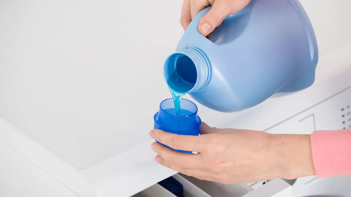 DIY reciclaje con botella de plástico para hacer un regador de plantas.