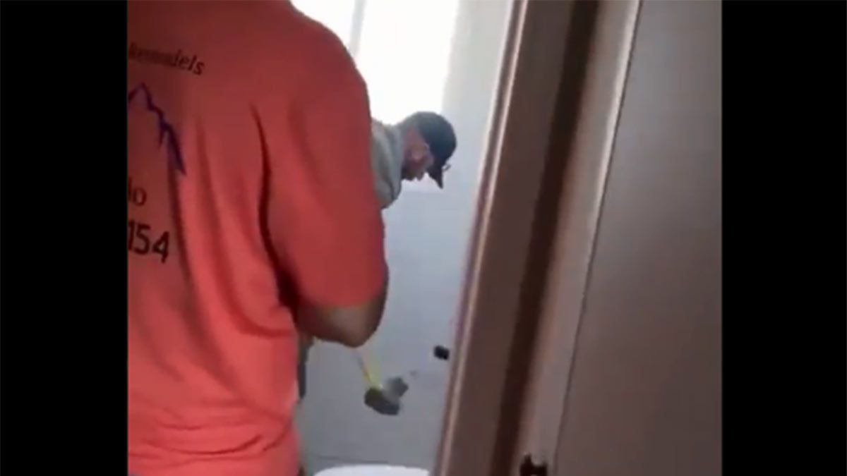 Captura de pantalla del video en el que el alba&ntilde;il act&uacute;a violentamente.