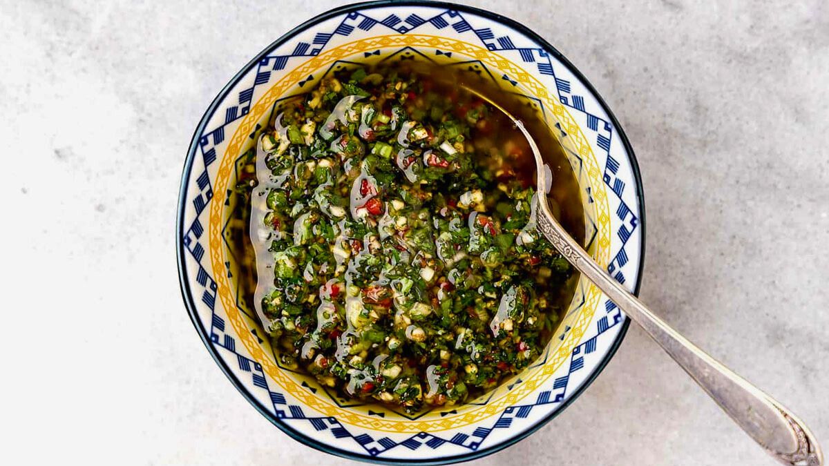 Cómo hacer chimichurri para pollo casero: la receta fácil de hacer y que lleva simples ingredientes