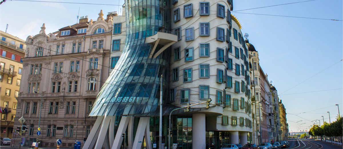 El edificio emblemático de cristal que parece que se está desmoronando: una obra arquitectónica en Europa. Imagen de Freepik.
