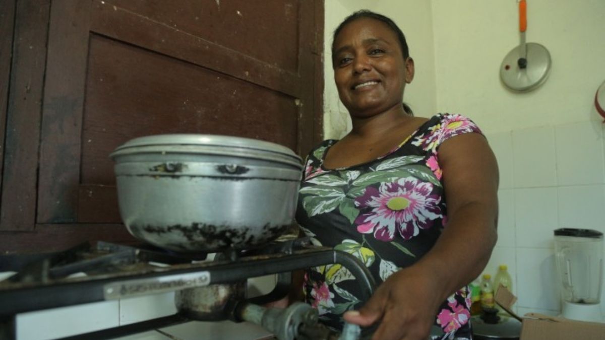 La estufa de las cocinas ahora recibe directamente gas producido por el biodigestor. Crédito: C.R.A. La estufa de las cocinas ahora recibe directamente gas producido por el biodigestor. Crédito: C.R.A.