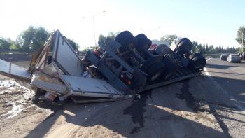Volcó un camión de Átomo en el Acceso Sur e intentaron llevarse los comestibles