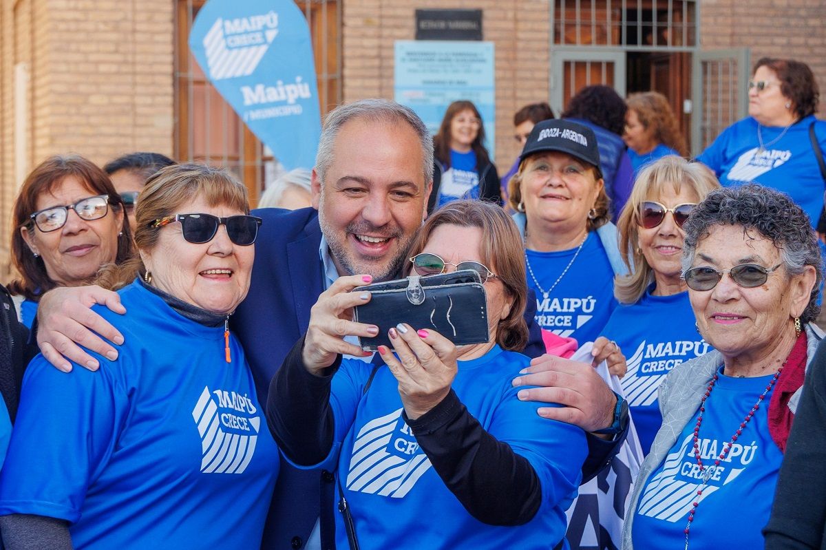 La Municipalidad de Maipú realiza un operativo territorial para asesorar a jubilados.