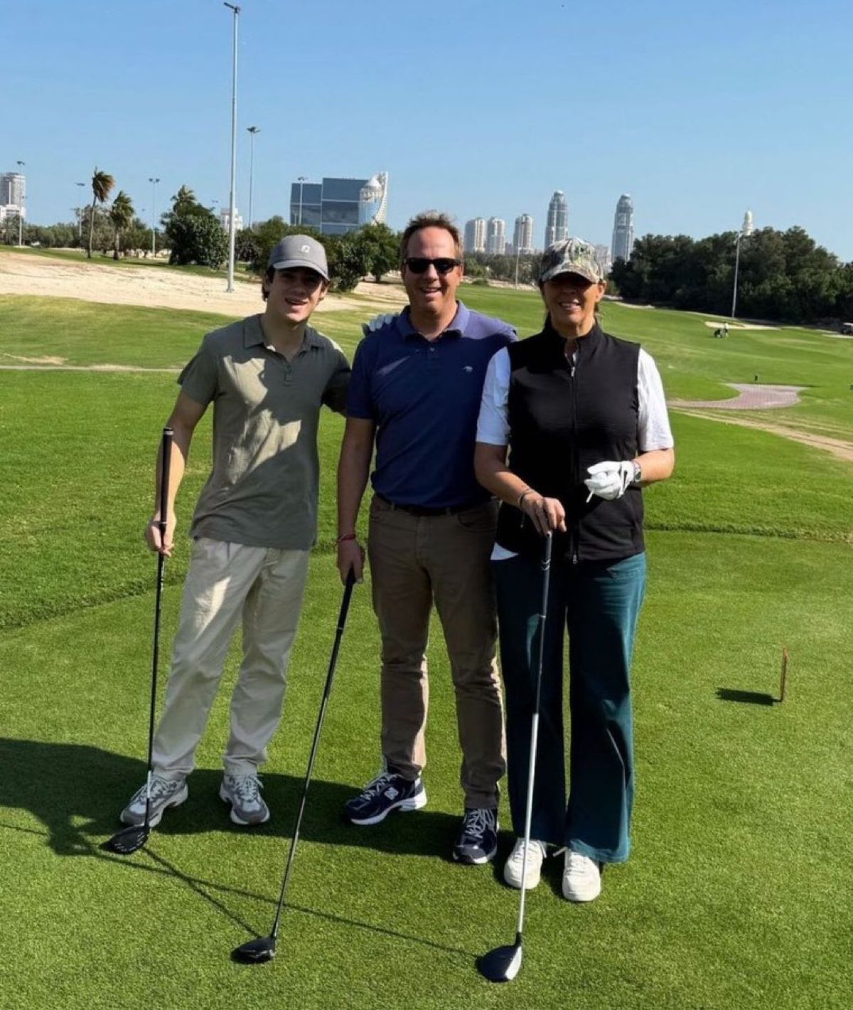 Franco Colapinto jugando al golf con integrantes de su equipo en Argentina. Franco Colapinto jugando al golf con integrantes de su equipo en Argentina. 