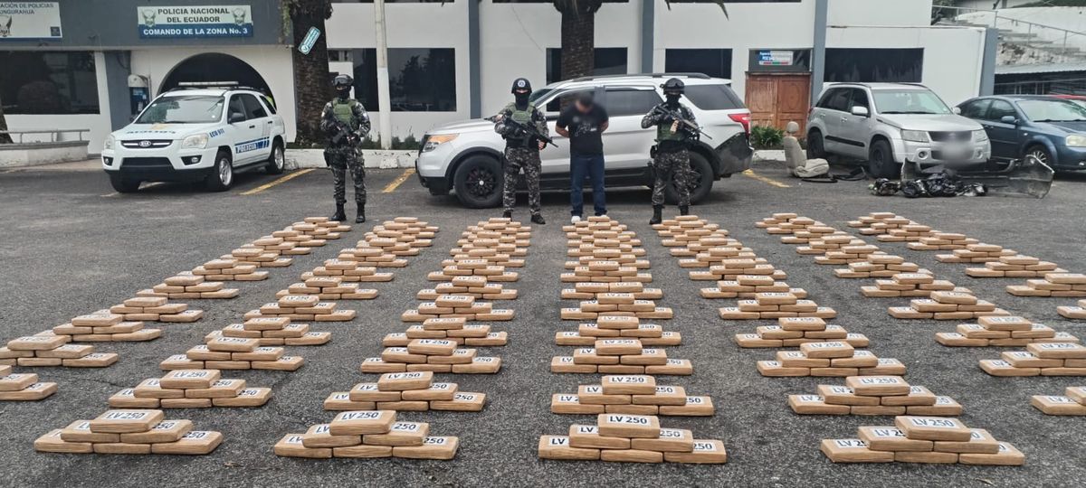 Droga. Gendarmería detuvo a un hombre de 30 años con 90 kilos de cocaína. Droga. Gendarmería detuvo a un hombre de 30 años con 90 kilos de cocaína.