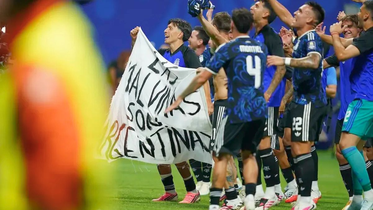 Las Malvinas son argentinas, en el final del histórico partido Argentina-Inglaterra este miércoles.