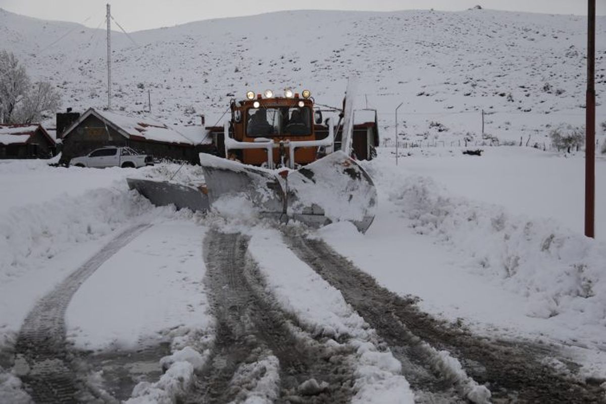 Vialidad provincial trabaja en los caminos liberando las trazas tapadas de nieve.