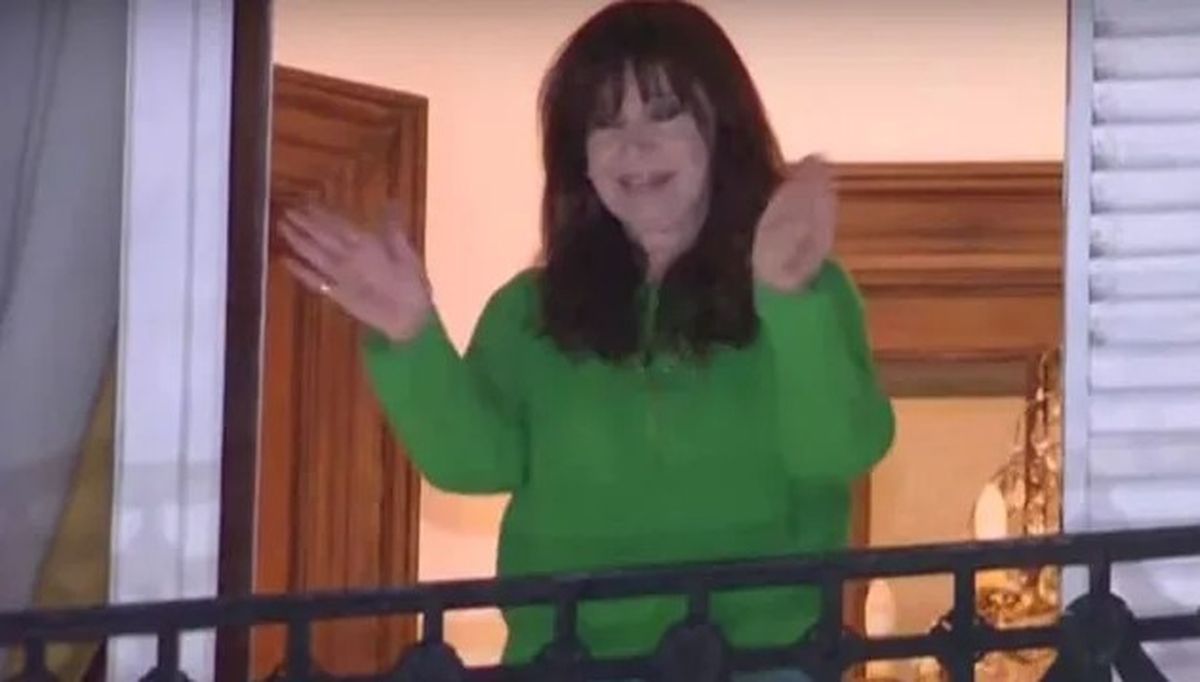 Cristina Kirchner salió al balcón por primera vez desde que cumple la prisión domiciliaria.