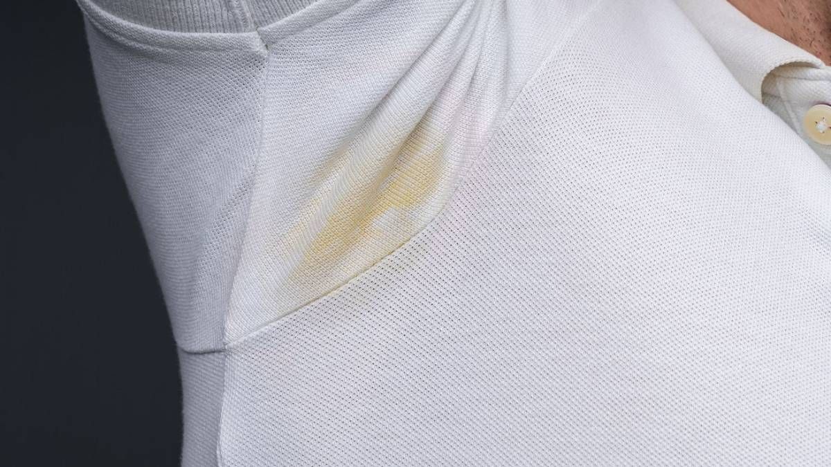 Para blanquear y eliminar las manchas amarillas de la ropa en la zona de las axilas prueba con este excelente truco casero. Para blanquear y eliminar las manchas amarillas de la ropa en la zona de las axilas prueba con este excelente truco casero.