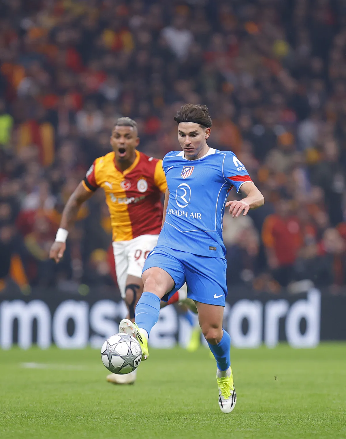 Juli&aacute;n &Aacute;lvarez tuvo una floja actuaci&oacute;n en el Atl&eacute;tico de Madrid por la Champions League.