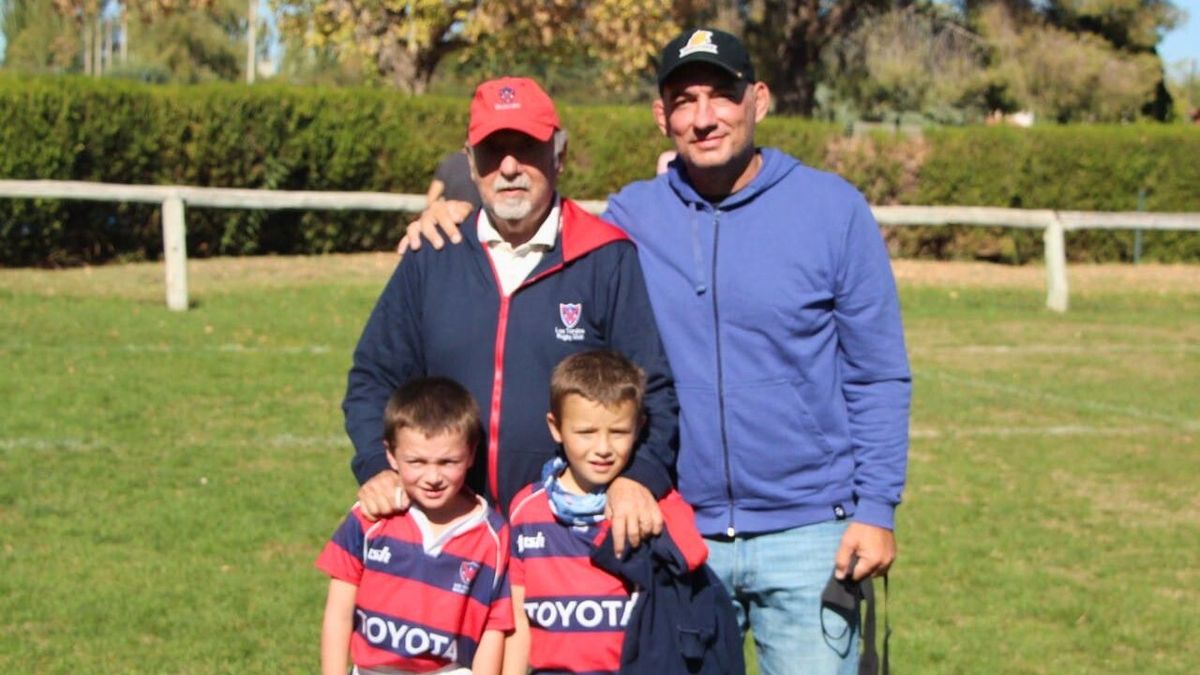 Pedro junto a su padre, hijo y un sobrino. El rugby como forma de vida. Pedro junto a su padre, hijo y un sobrino. El rugby como forma de vida.