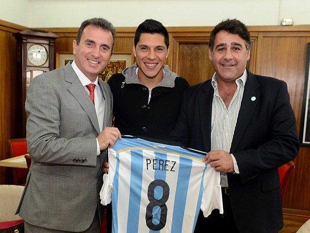 Me quiero retirar en Maipú, dijo Enzo Pérez tras ser homenajeado por el gobernador