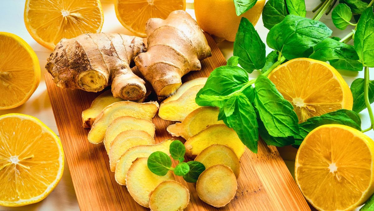 El limón, el jengibre y la menta son tres ingredientes que aportan muchos beneficios a la salud. El limón, el jengibre y la menta son tres ingredientes que aportan muchos beneficios a la salud.