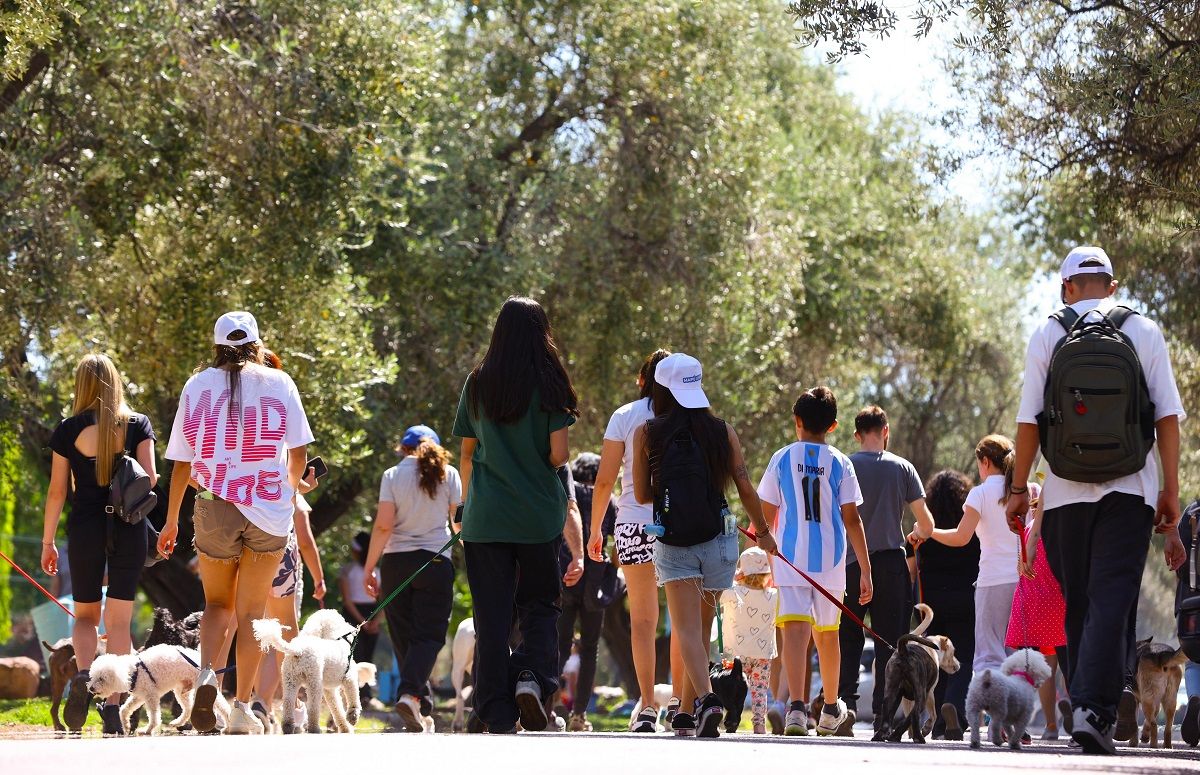 La caminata tuvo como objetivo concientizar acerca de la tenencia responsable de mascotas y sus cuidados.