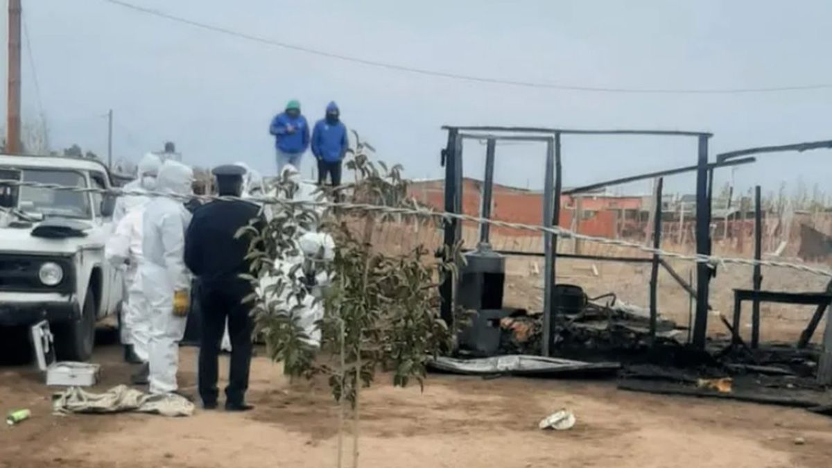 La casilla situada cerca del Parque Industrial de Neuquén fue rápidamente consumida por las llamas