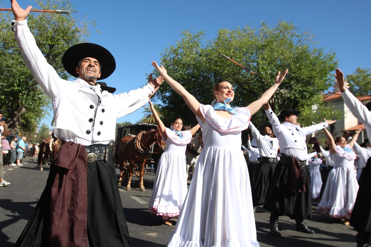 Todas las instancias de la Fiesta Nacional de la Vendimia las vas a ver, escuchar y leer por los medios de Grupo América con una cobertura minuto a minuto. Todas las instancias de la Fiesta Nacional de la Vendimia las vas a ver, escuchar y leer por los medios de Grupo América con una cobertura minuto a minuto.