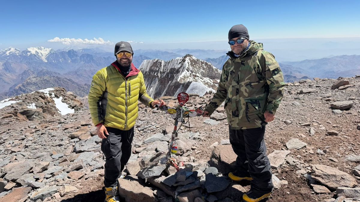 Ricardo González, veterano de Malvinas, y su hijo Ezequiel, en la cumbre del cerro Aconcagua. Ricardo González, veterano de Malvinas, y su hijo Ezequiel, en la cumbre del cerro Aconcagua.