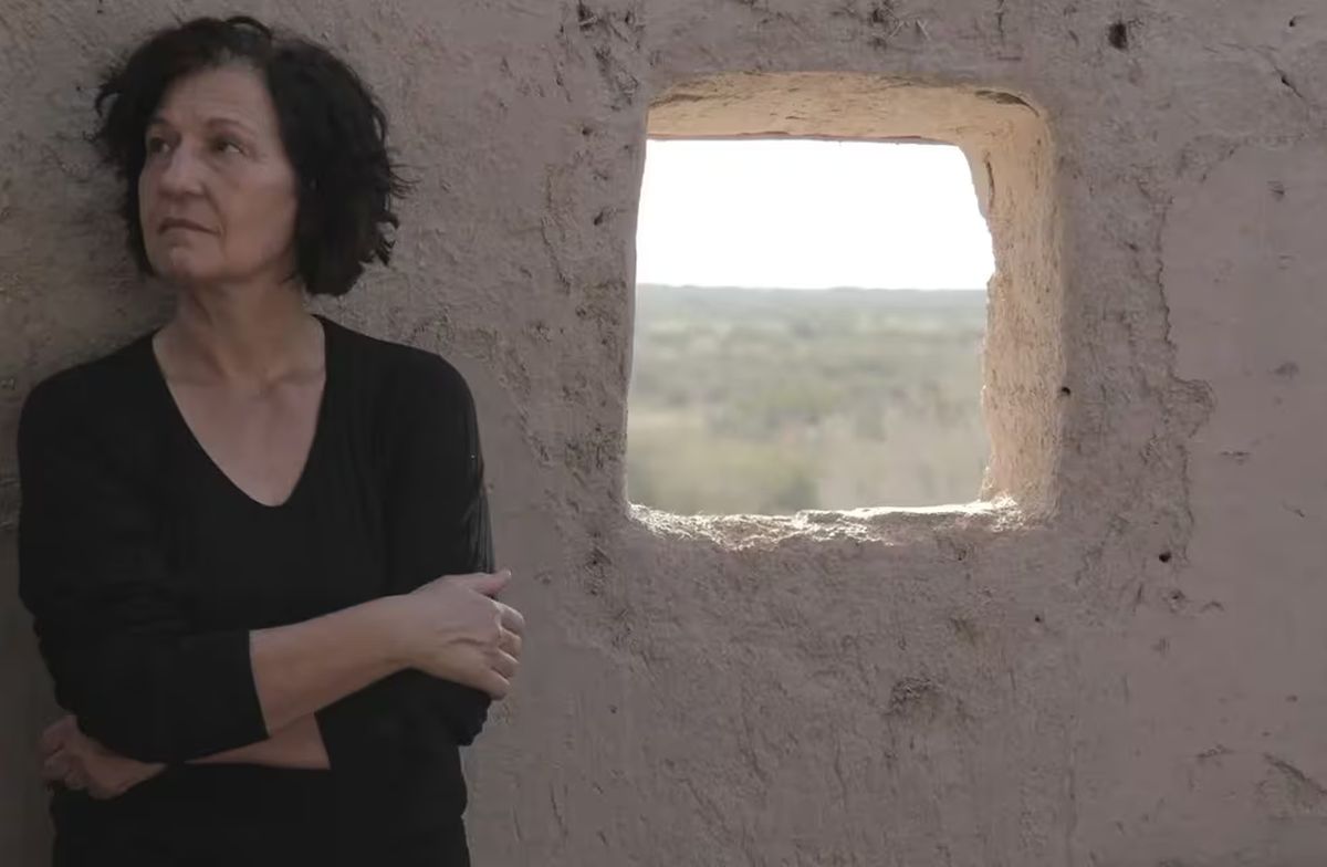 La celebrada autora de La Saga de los Confines es protagonista en este documental sobre la cultura huarpe. La celebrada autora de La Saga de los Confines es protagonista en este documental sobre la cultura huarpe.