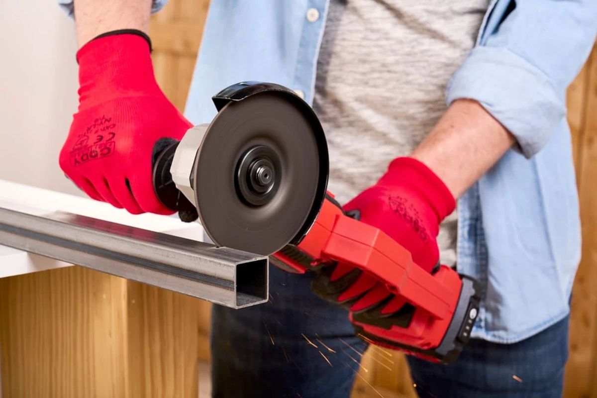La amoladora se debe usar con la protección adecuada. Imagen de Freepik. La amoladora se debe usar con la protección adecuada. Imagen de Freepik.