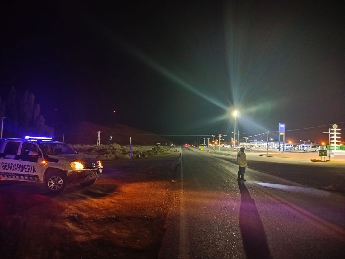 En la YPF de Uspallata se ordenó a los vehículos varados para luego encapsularlos en el paso a Chile, una vez que se despeje la Ruta 7 tras los aludes. En la YPF de Uspallata se ordenó a los vehículos varados para luego encapsularlos en el paso a Chile, una vez que se despeje la Ruta 7 tras los aludes.