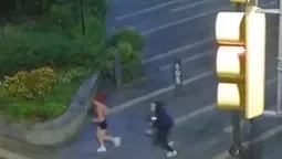El enmascarado aterrorizó a una corredora.