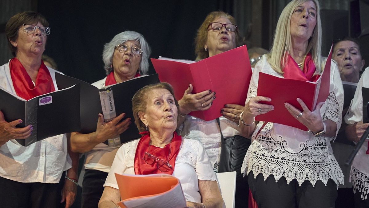 María y sus compañeros de taller de canto. En su repertorio cantaron boleros y canciones de otras épocas. María y sus compañeros de taller de canto. En su repertorio cantaron boleros y canciones de otras épocas.