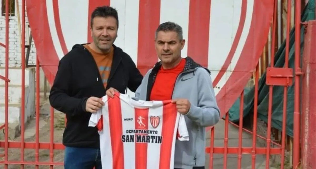 Sergio Toti Arias a la derecha junto al Presidente Damián Reyes, fue cuando fue presentado.