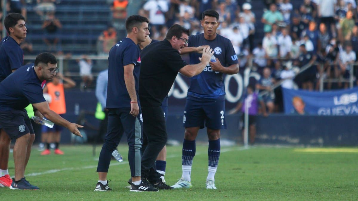 Alfredo Berti, DT de Independiente Rivadavia, perdió su primer partido de local desde su regreso al club.