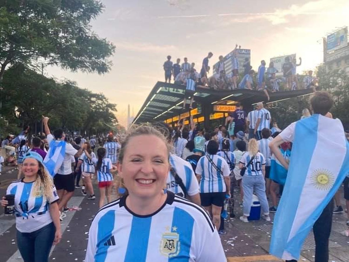 Kirsty Hayes se mostró por las calles de Buenos Aires cuando Argentina ganó el Mundial de fútbol. Y hasta se puso la camiseta argentina.