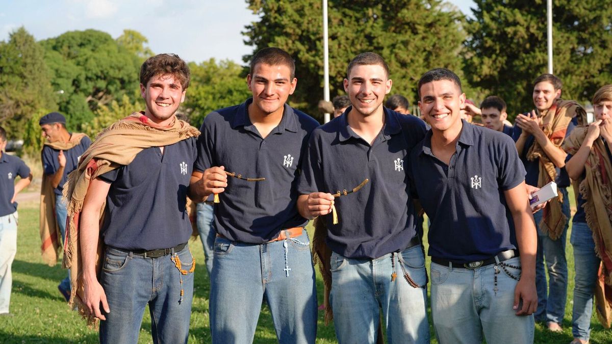 Algunos de los integrantes del grupo mendocino. Lucas Colombarini, a la izquierda, feliz y agradecido luego de la experiencia en los Andes. Algunos de los integrantes del grupo mendocino. Lucas Colombarini, a la izquierda, feliz y agradecido luego de la experiencia en los Andes.