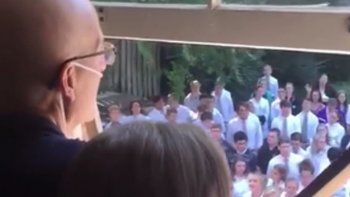 Más de 400 alumnos cantaron para animar a su profesor enfermo de cáncer