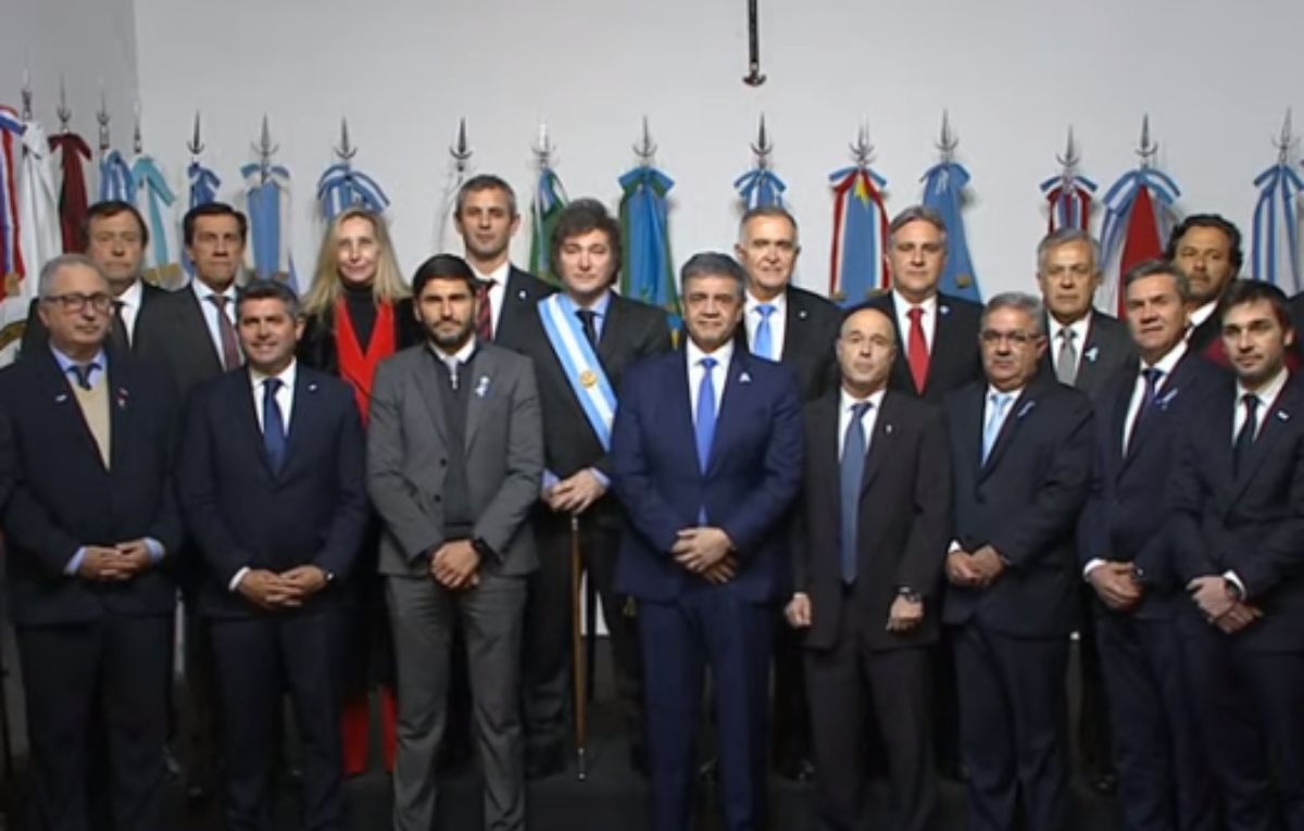 El presidente Javier Milei y los gobernadores afines durante la firma del Pacto de Mayo.  El presidente Javier Milei y los gobernadores afines durante la firma del Pacto de Mayo.