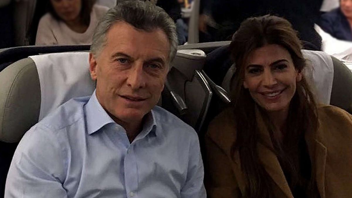 Mauricio Macri embarcó rumbo a España Junto a su mujer Juliana Awada.