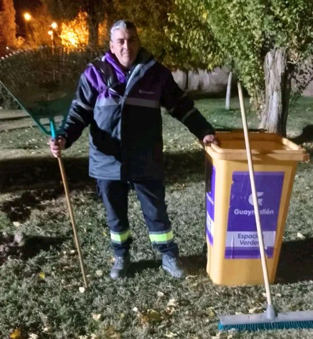 Gustavo está habituado a los cambios climáticos y comienza a trabajar de noche. 